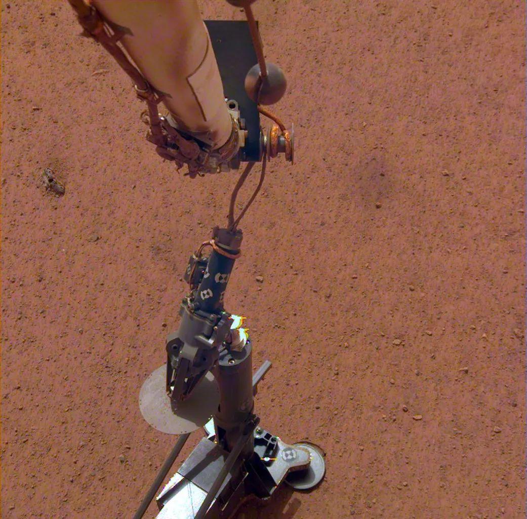 洞察号的 “鼹鼠”探测器暂停在火星表面 “挖坑”