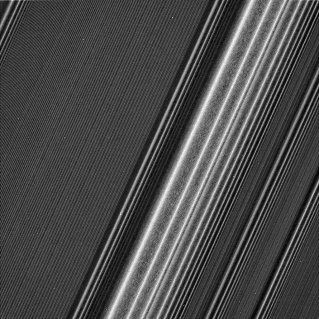 “卡西尼”号揭示了关于土星环的更多细节