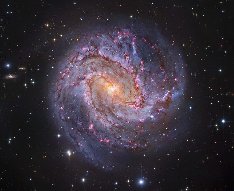 M83：千红宝石星系