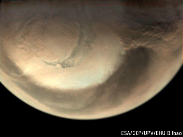 沙尘暴盘旋于火星北极