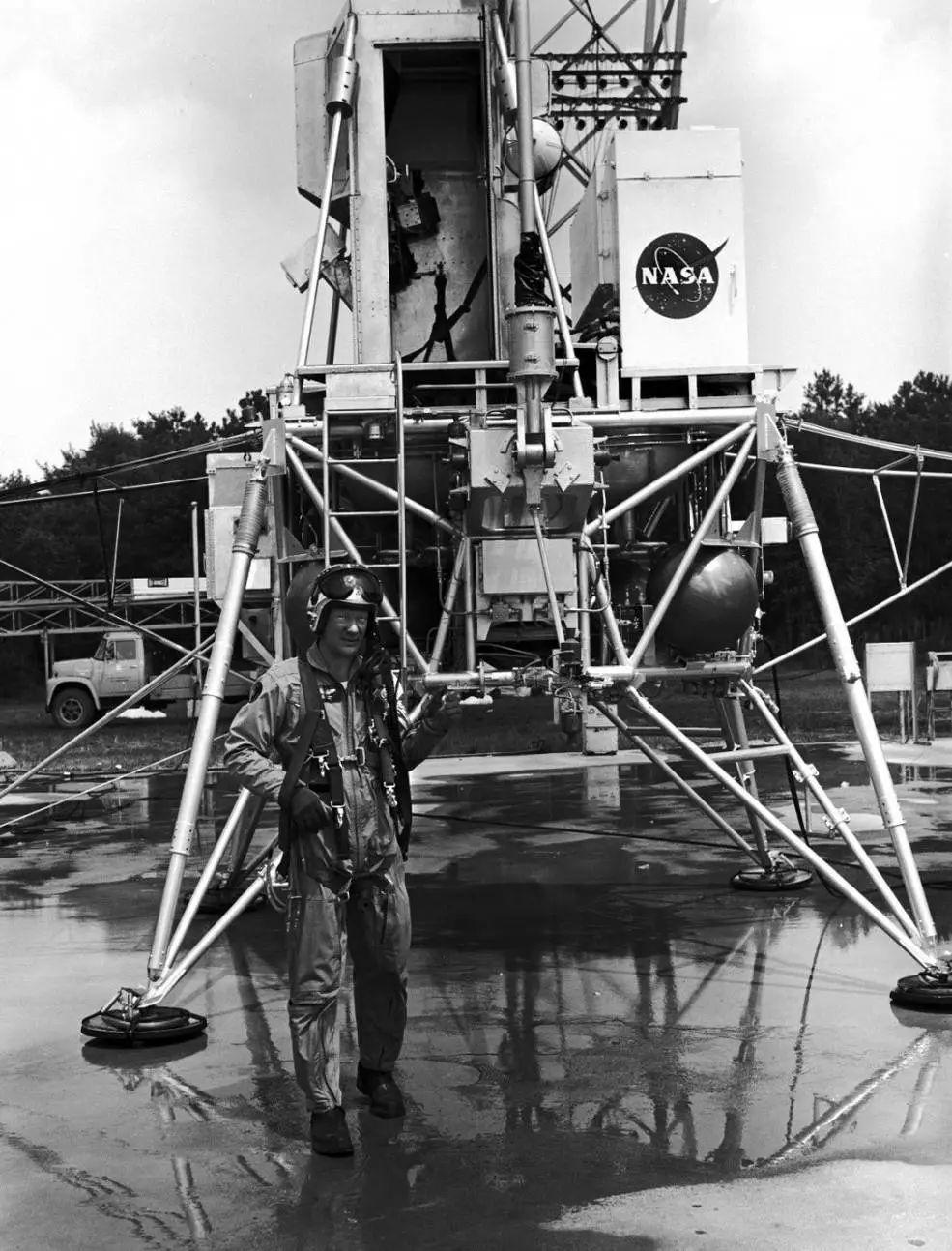 阿波罗11号的主要目标： “执行载人登月并安全返回”