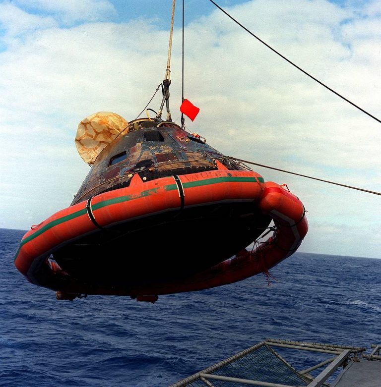 50年前的今天:阿波罗11号指令舱在海中溅落后回收