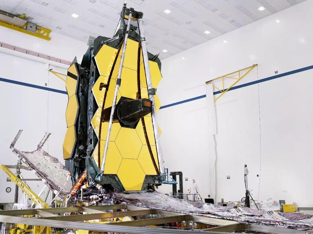 ​ NASA詹姆斯韦伯太空望远镜首次组装完毕