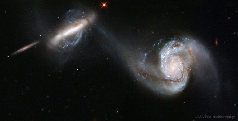 Arp 87: 哈伯望远镜拍摄的合并星系