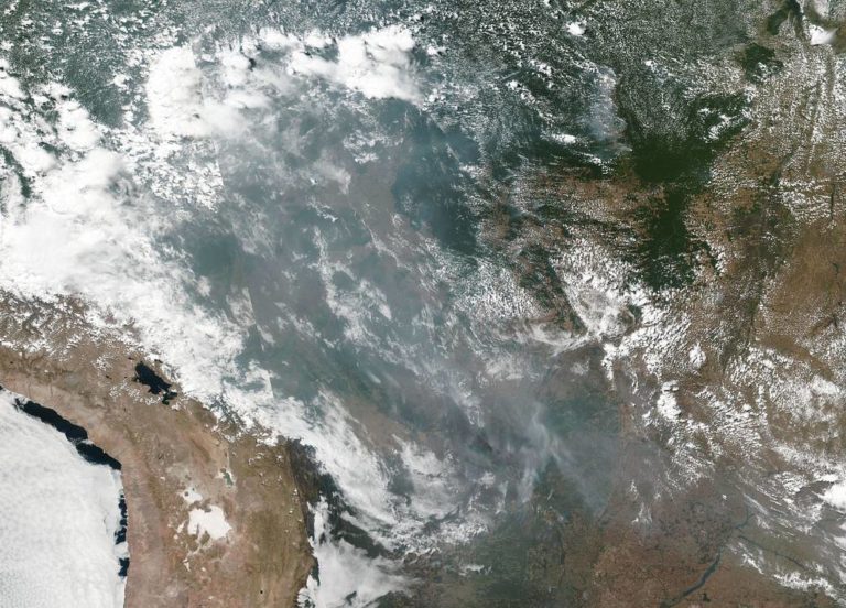 巴西热带雨林的野火产生了跨越国家的烟雾