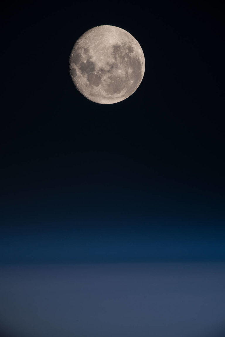 太平洋上空的满月