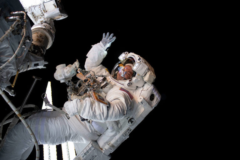 宇航员安德鲁·摩根完成了他的第一次太空行走