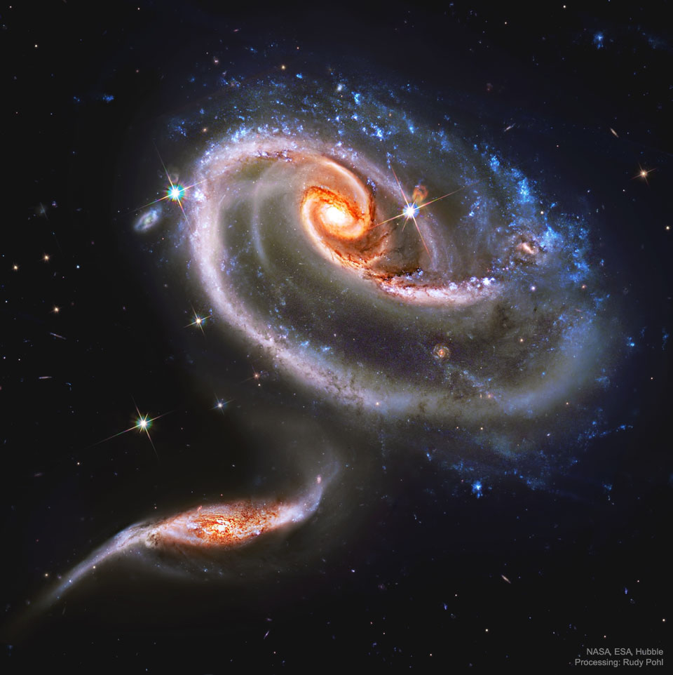 Arp 273：哈勃望远镜拍摄的星系大战