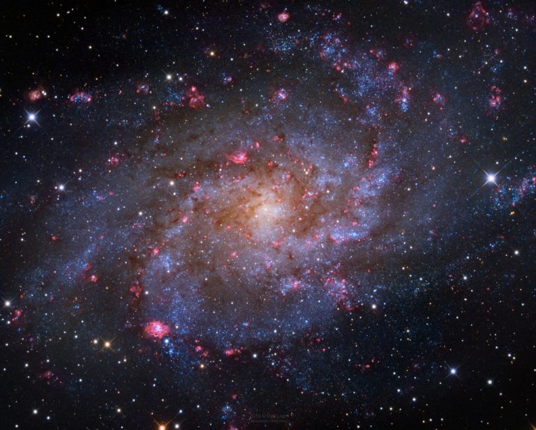 M33：三角星系