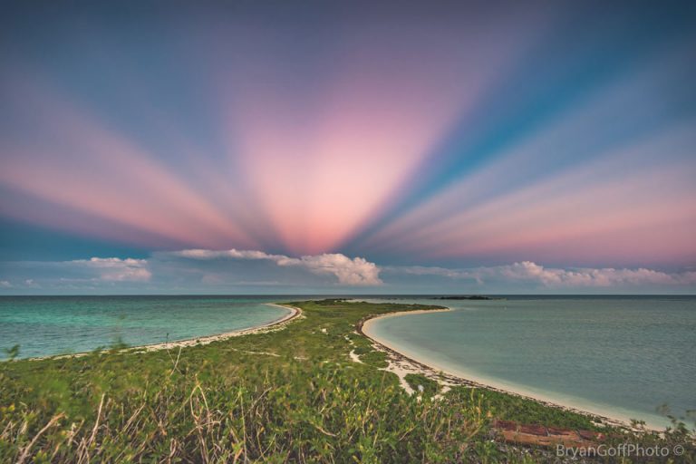 美国佛罗里达州上空的反云隙光