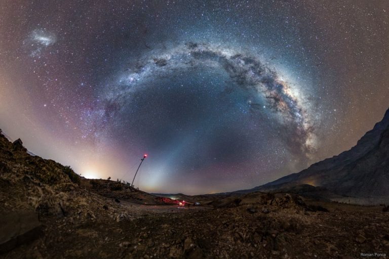 智利上空的银河与黄道光