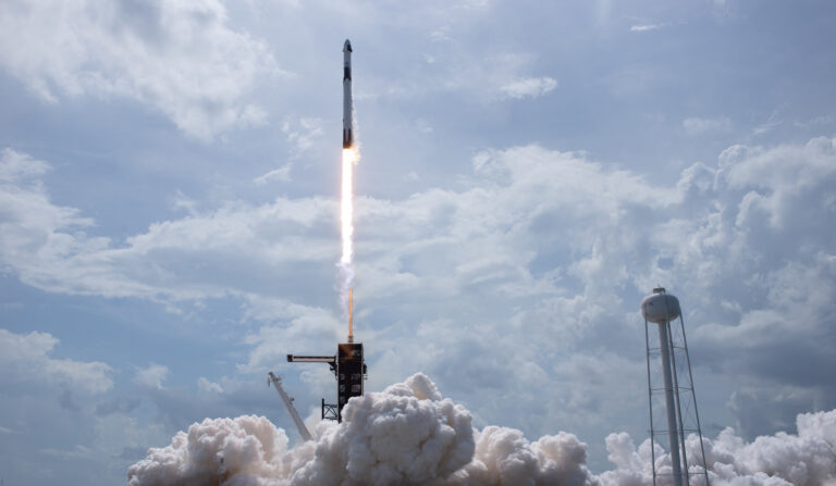 NASA宇航员从美国发射，SpaceX龙飞船的历史性试飞