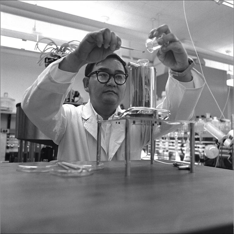 生命探测系统部门主管Vance Oyama正在检查阿波罗11号的样本