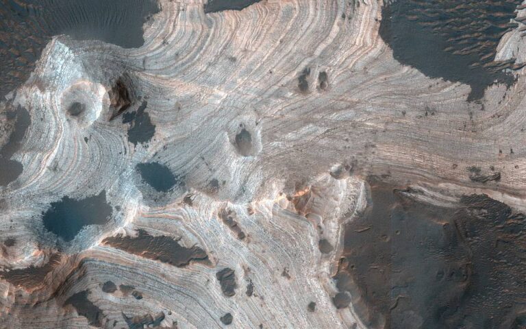 红色行星的霍尔顿陨石坑