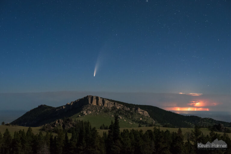 大角山脉后方的彗星和闪电