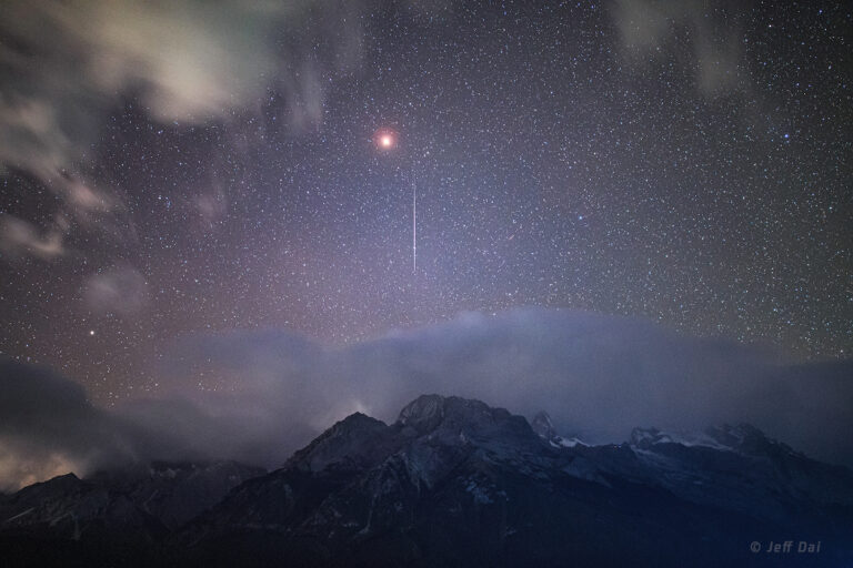 玉龙雪山上空的火星和流星