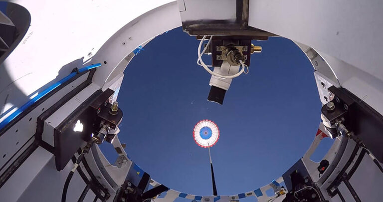 NASA和波音公司完成了一系列星际客机的降落伞测试