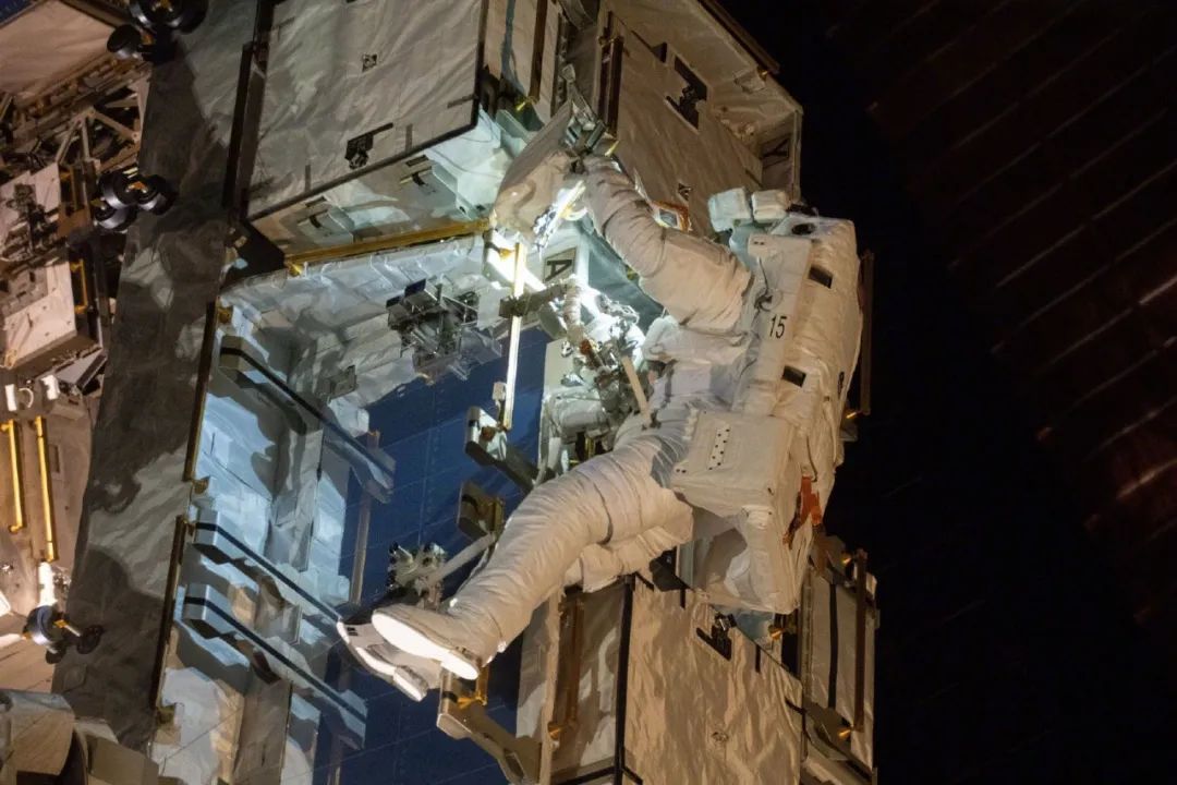 宇航员安妮·麦克莱恩首次太空行走后，对地球的看法有怎样的改变？