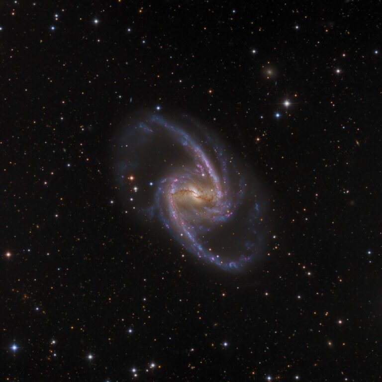 NGC 1365: 壮丽的宇宙岛