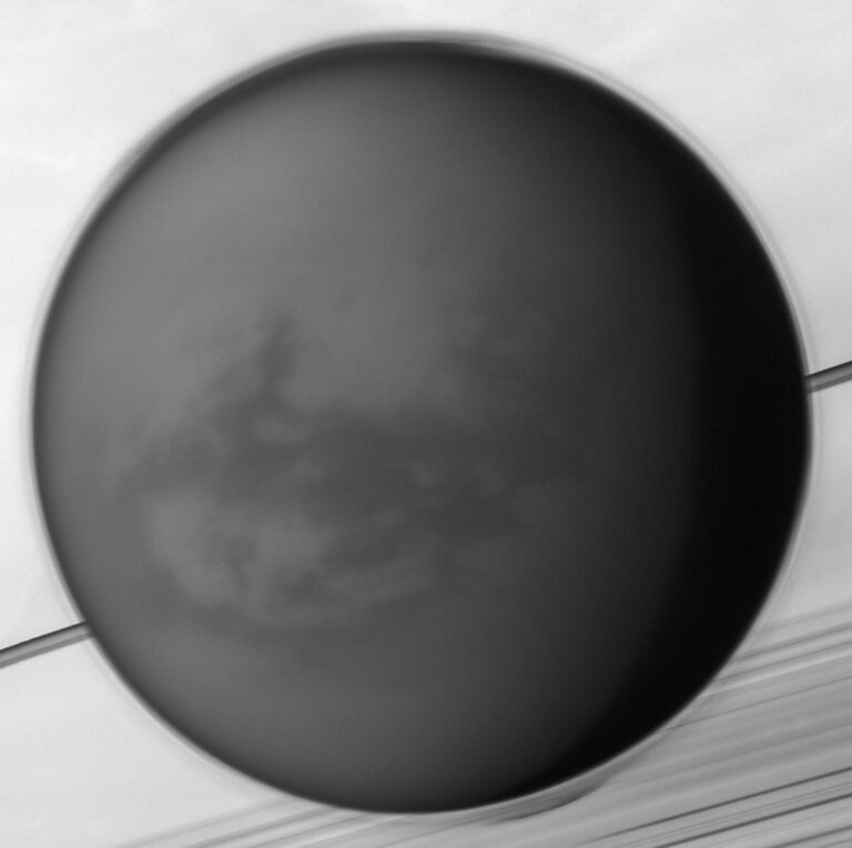 土星前方的土卫六