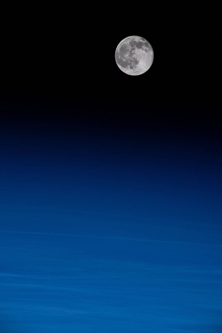 从空间站看月球