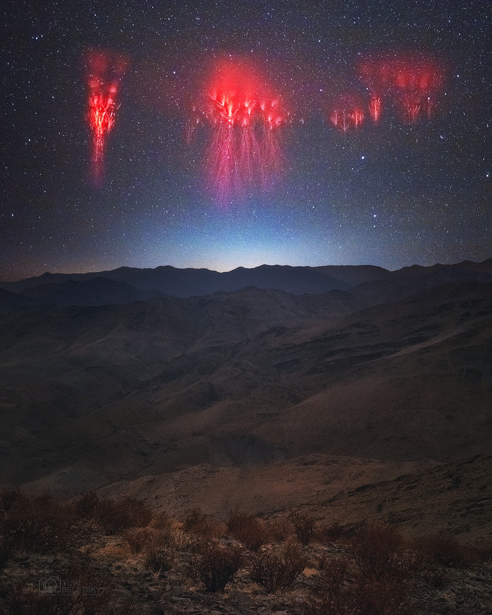 图为安第斯山脉上空的几个红色精灵闪电。请参阅说明。