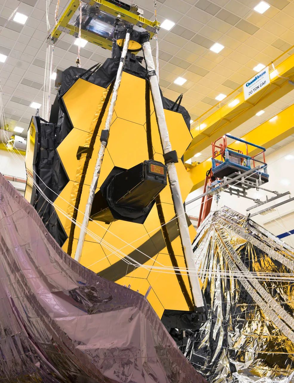 NASA韦伯望远镜遮光罩打包完毕，将在年底开始百万英里的旅程