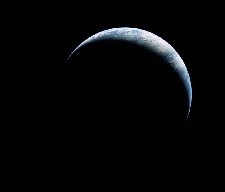 阿波罗17号：蛾眉相的地球