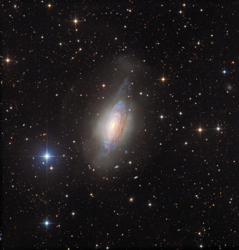 NGC 3521：气泡里的星系