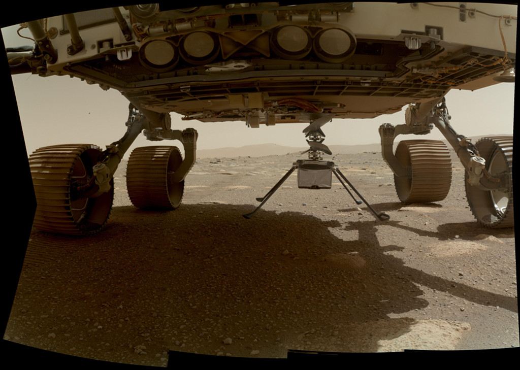 毅力号火星车下方的机智号直升机。请参阅说明。单击图片将下载可用的最高分辨率版本。