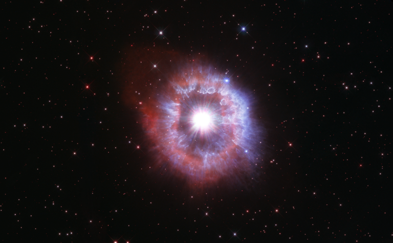 哈勃望远镜拍摄到濒临毁灭的巨星