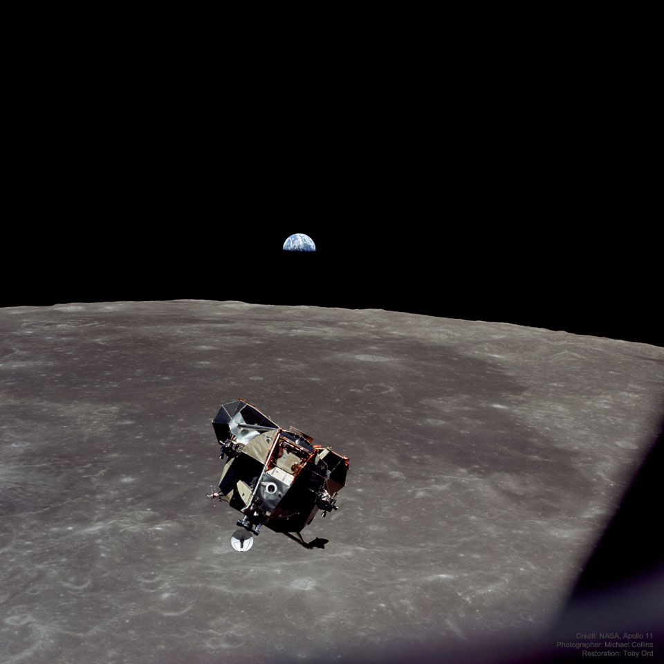 阿波罗11号飞船老鹰号以地球为背景从月球表面返回的照片。请参阅说明以获取更多详细信息。