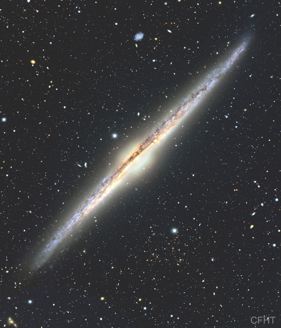 侧向螺旋星系NGC 4565的图片。请参阅说明以获取更多详细信息。 