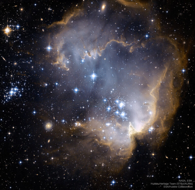 NGC 602及后方的天体
