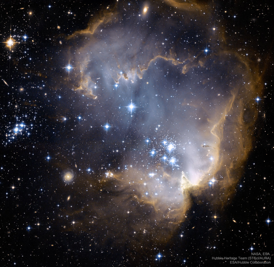 这是哈勃太空望远镜拍摄到的星团NGC 602的照片。请参阅说明以获取更多详细信息。
