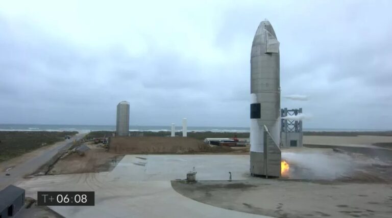 SpaceX发射星舰SN15飞船，并在高空测试飞行中成功着陆