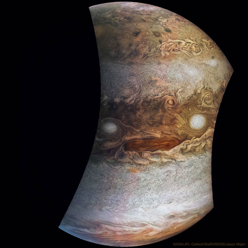 图为朱诺号掠过木星时，一些云看起来像一张脸。有关更多详细信息，请参阅说明。
