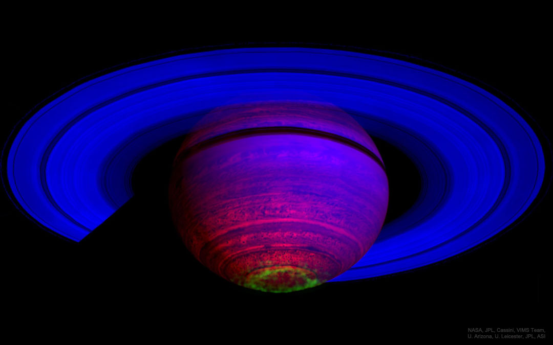 这张照片显示了2007年卡西尼号太空船在红外光下拍摄的带有极光的土星。有关更多详细信息，请参阅说明。