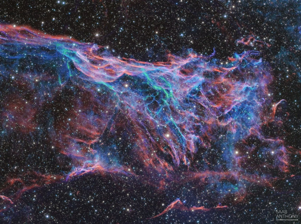 图为弗莱明三角星云，它是面纱星云超新星遗迹的一部分。有关更多详细信息，请参阅说明。