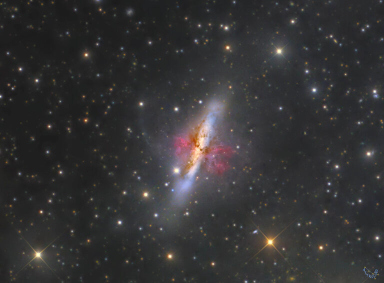 M82：有超级星系风的星爆星系
