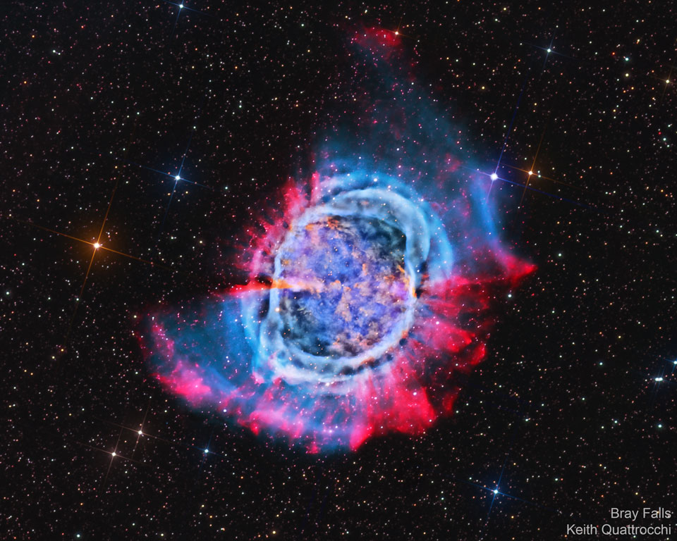 图为被称为哑铃星云的行星状星云M27。有关更多详细信息，请参阅说明。