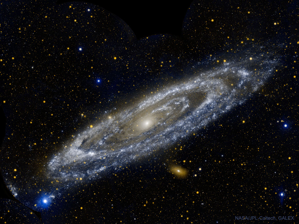 图为NASA的GALEX探测器在紫外光下看到的仙女座星系M31。有关更多详细信息，请参阅说明。