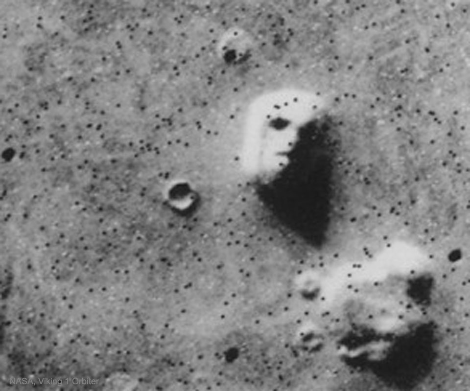图为石头台地，绰号“火星脸谱”。有关更多详细信息，请参阅说明。