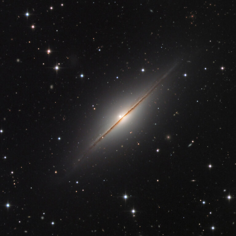 NGC 7814: 有超新星的小宽边帽星系