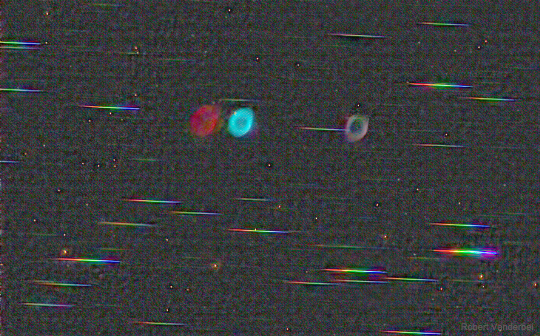图中显示了环状星云的几张图片，按其颜色分开。有关更多详细信息，请参阅说明。