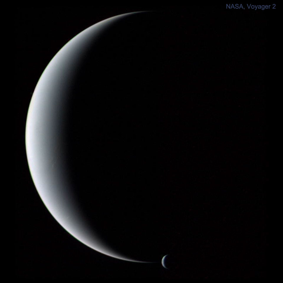 这张照片显示了海王星和它的卫星海卫一，都是蛾眉相，这是1989年经过的旅行者2号探测器拍摄的。有关更多详细信息，请参阅说明。