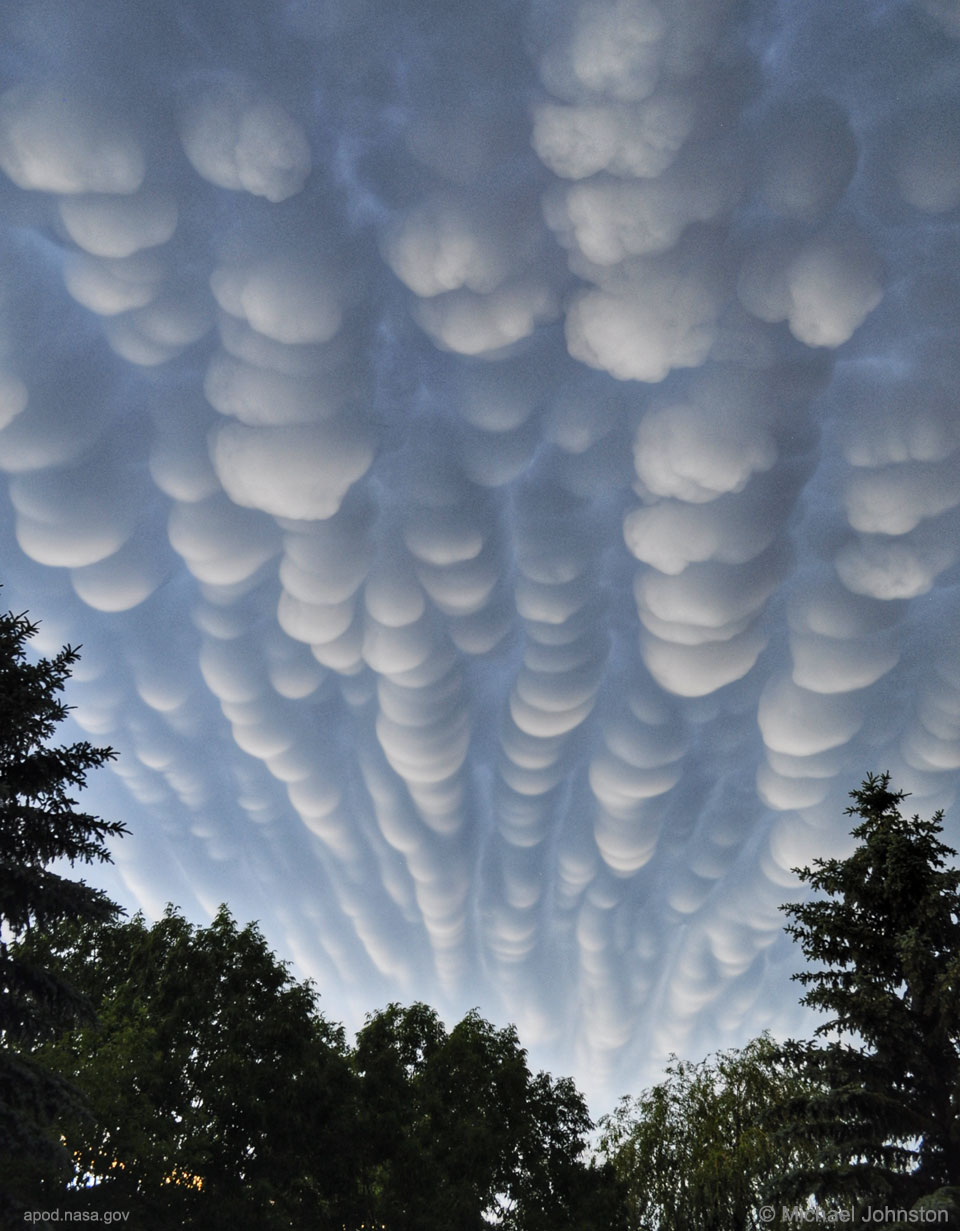 图为在加拿大萨斯喀彻温省拍摄的一排乳状云。有关更多详细信息，请参阅说明。
