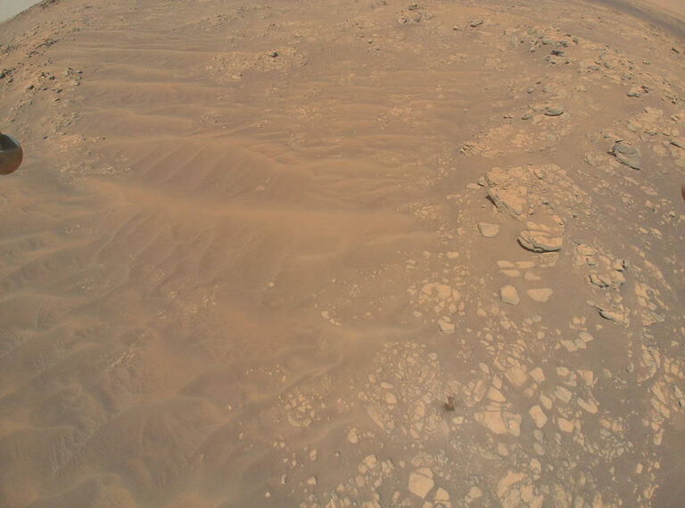 我最喜欢的火星图片：直升机看到前方有潜在的火星车之路