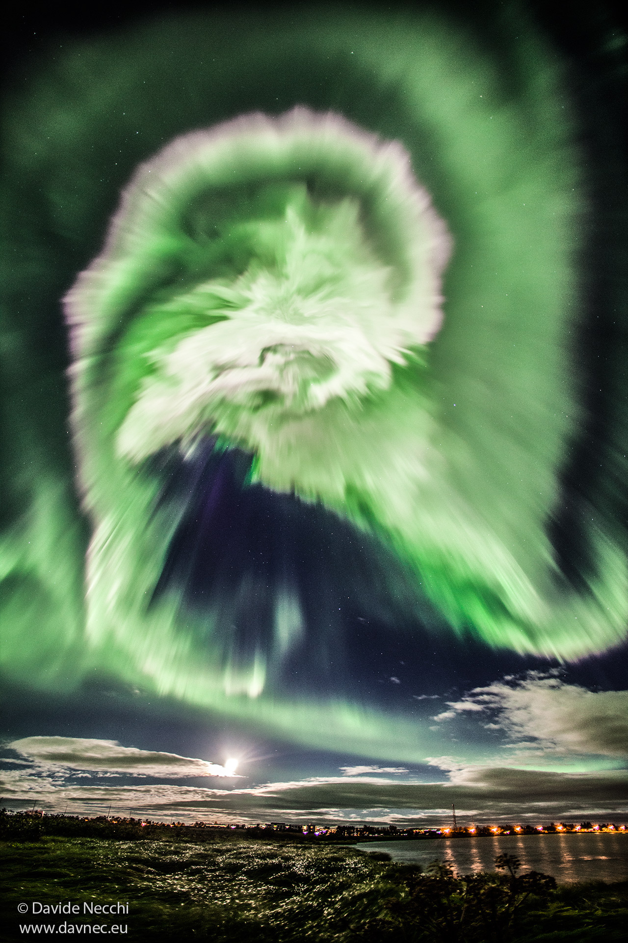 图片显示了冰岛上空的戏剧性螺旋状极光。有关更多详细信息，请参阅说明。