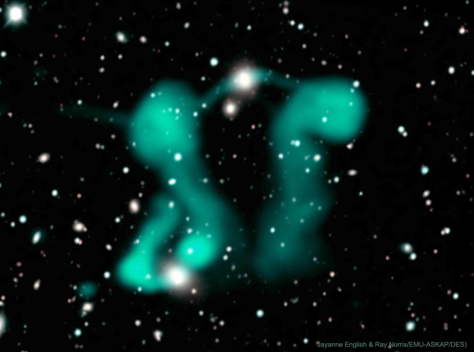 图为遥远的活跃星系发出的射电射流。由电子组成的喷流看起来像跳舞的幽灵。有关更多详细信息，请参阅说明。